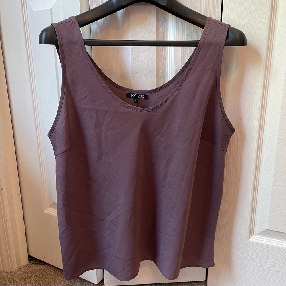 𝅺NIC and Zoe maroon tank top